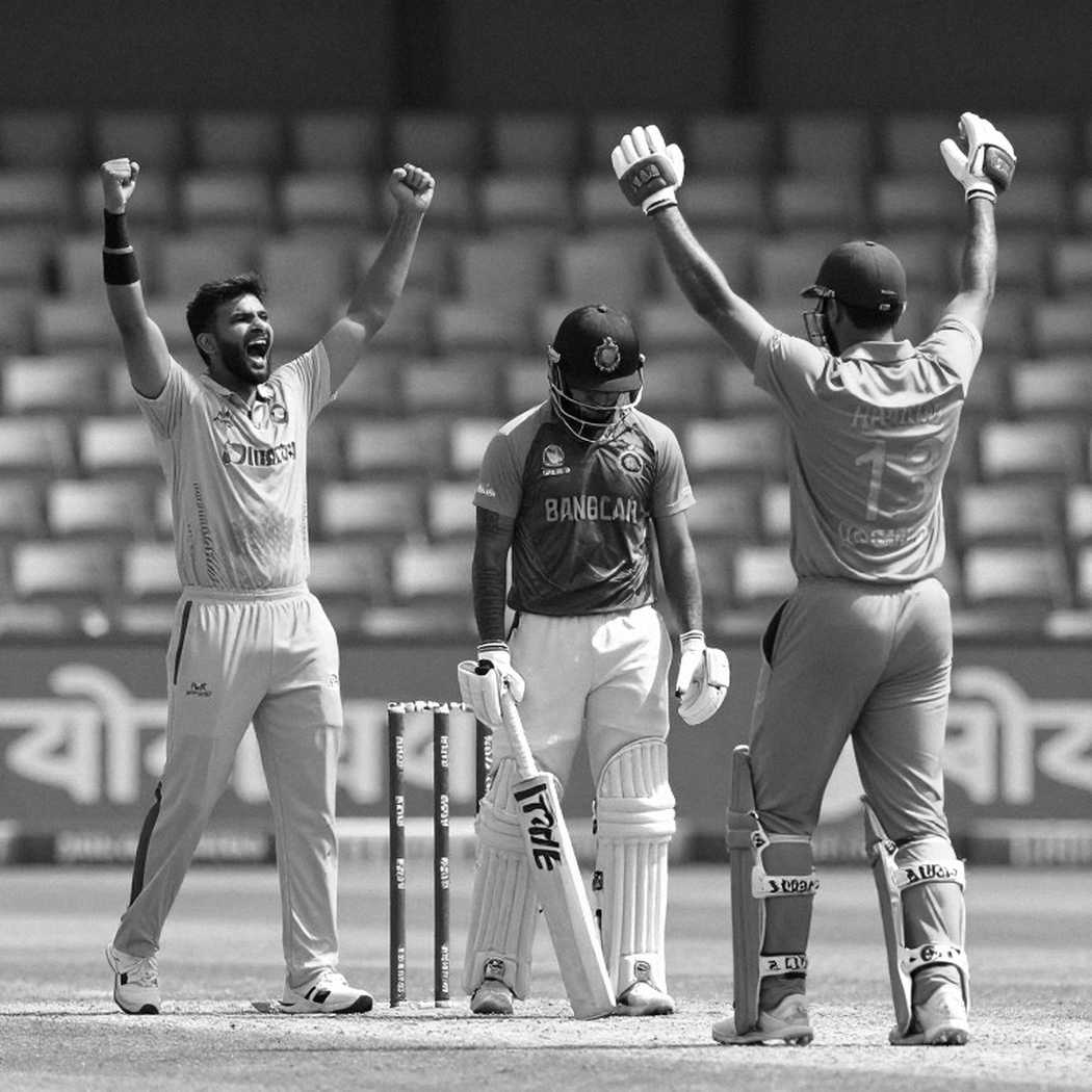 ‘আমরা পরিকল্পনা বদলাতাম না’ — চার-পাঁচ নম্বর স্টাম্পে এক চ্যানেল, তীব্র গরমে রিভার্স সুইং: প্রথম দিনে বাংলাদেশকে কাঁপালেন ইয়ামিন আহমাদজাই ‘আমরা পরিকল্পনা বদলাতাম না’ — চার-পাঁচ নম্বর স্টাম্পে এক চ্যানেল, তীব্র গরমে রিভার্স সুইং: প্রথম দিনে বাংলাদেশকে কাঁপালেন ইয়ামিন আহমাদজাই