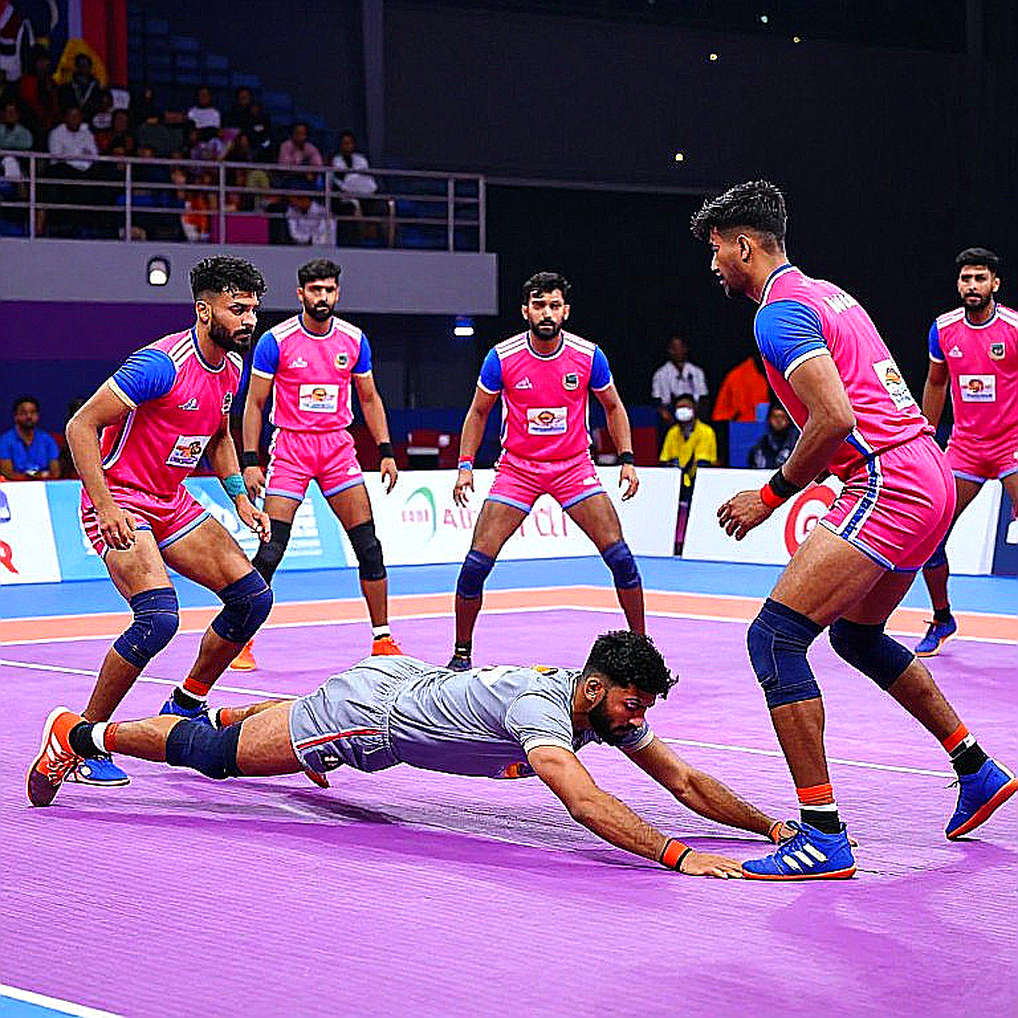 ছয় ফুট ওপরে: পবন শেরাওয়াতের লাফ, আর কাবাড্ডির যে হিসাব গ্যালারি দেখতে পায় না