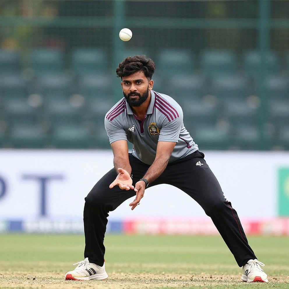 ২৫টি চুক্তি, একটি কোটা, আর দুবাইয়ের নীরব ক্যাথিড্রাল: আইএলটি২০-তে আফগান ক্রিকেটের নতুন ভূগোল